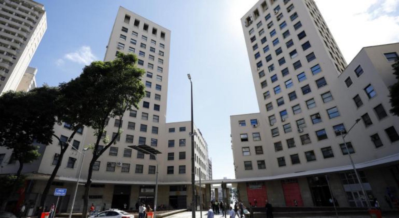 Nos anos 1970, autorizaram a construção de um anexo horrendo, que desfigurou tudo. Erros são oportunidades urbanas de revelar a cidade.