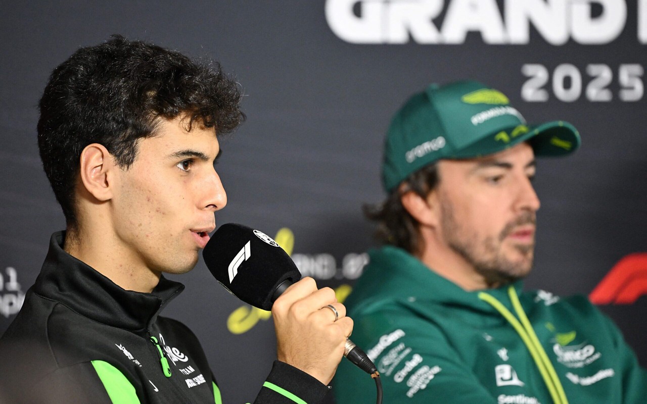 Gabriel Bortoleto durante coletiva no GP da China (Foto: GREG BAKER / AFP)