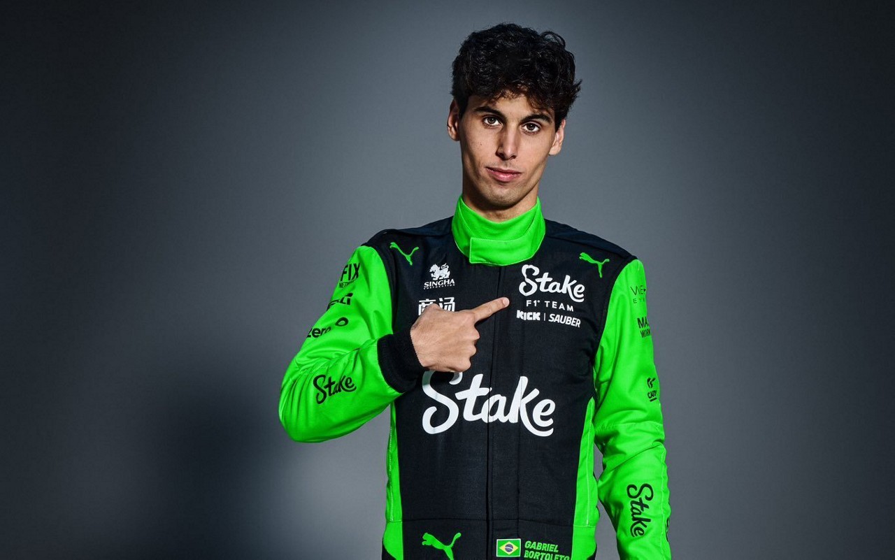 Gabriel Bortoleto com o uniforme da Stake (Foto: Divulgação/ Fórmula 1)
