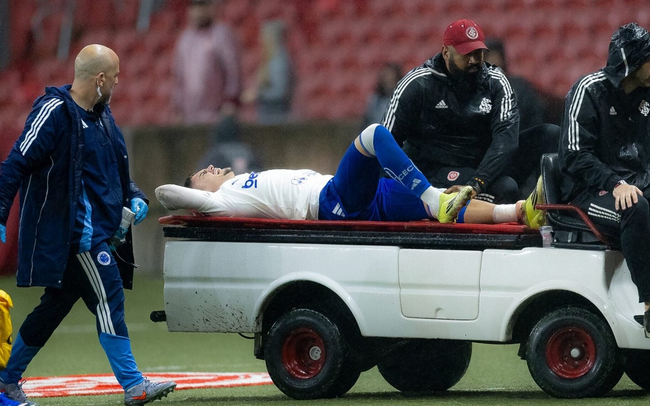 Gabriel Pec deixando jogo do Cruzeiro (Foto: Lucas Bubols/Cruzeiro)