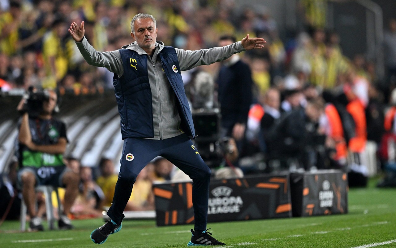José Mourinho no comando do Fenerbahçe (Foto: Ozan Kose / AFP)