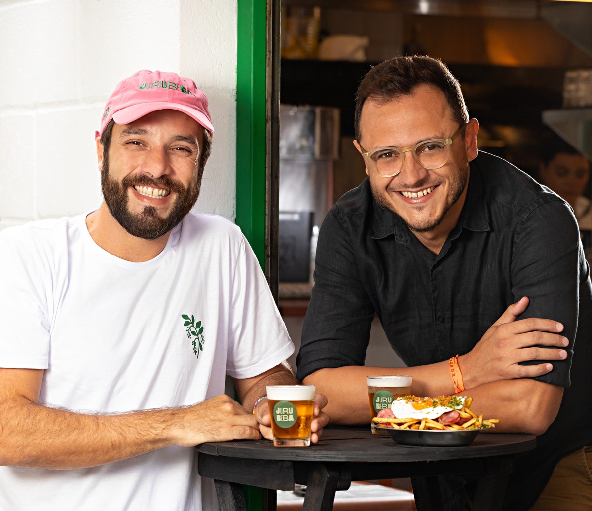 Elia Schramm e Flávio Gomes, do Jurubeba Bar, no RJ