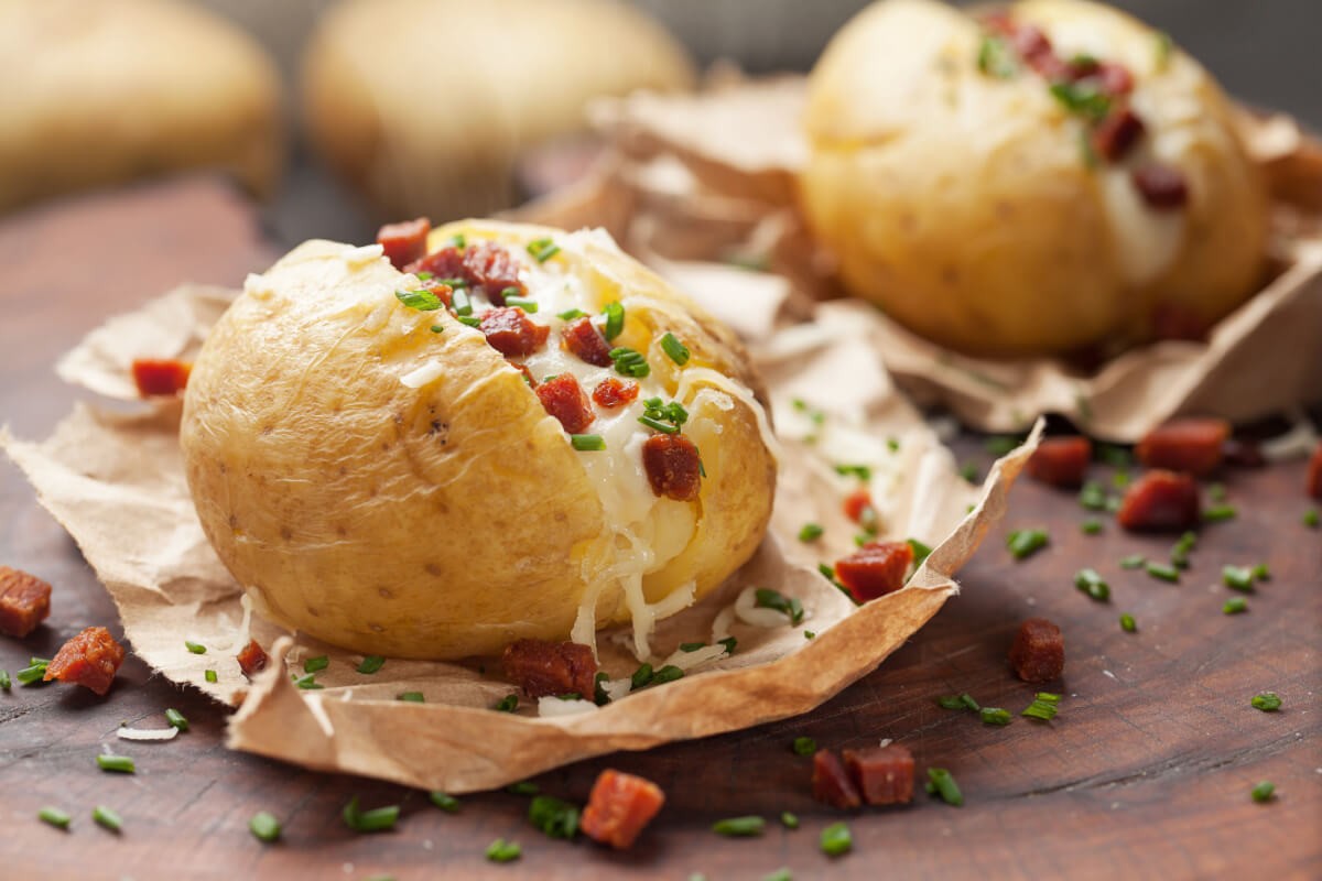 Batata recheada com queijo e bacon