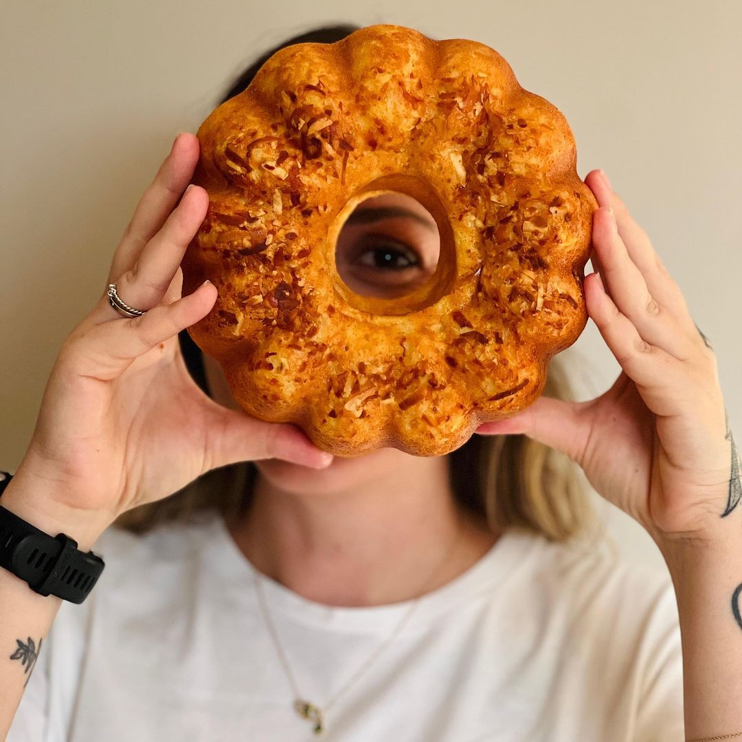 A empreendedora Fabiana Martins juntou as receitas de pão de queijo das duas avós para criar o bolo