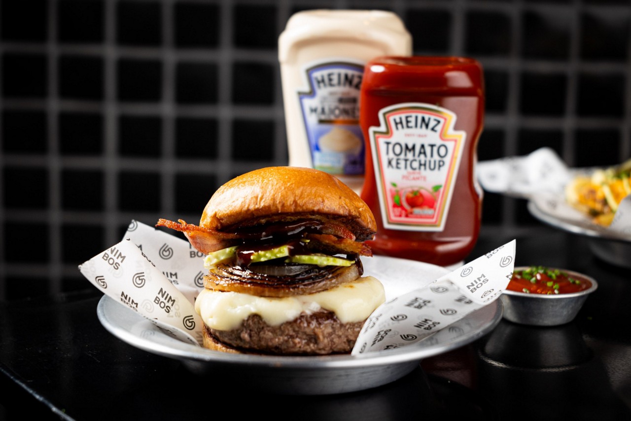 Nimbos Bar: BBQ Bliss é feito com blend 180g, requeijão de corte, cebola grelhada, picles de maxixe, bacon e molho bbq de hoisin no pão brioche