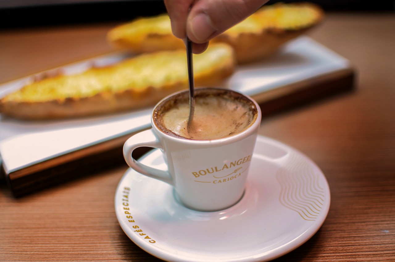 Abra os trabalhos com um espresso ou um café preto na prensa francesa