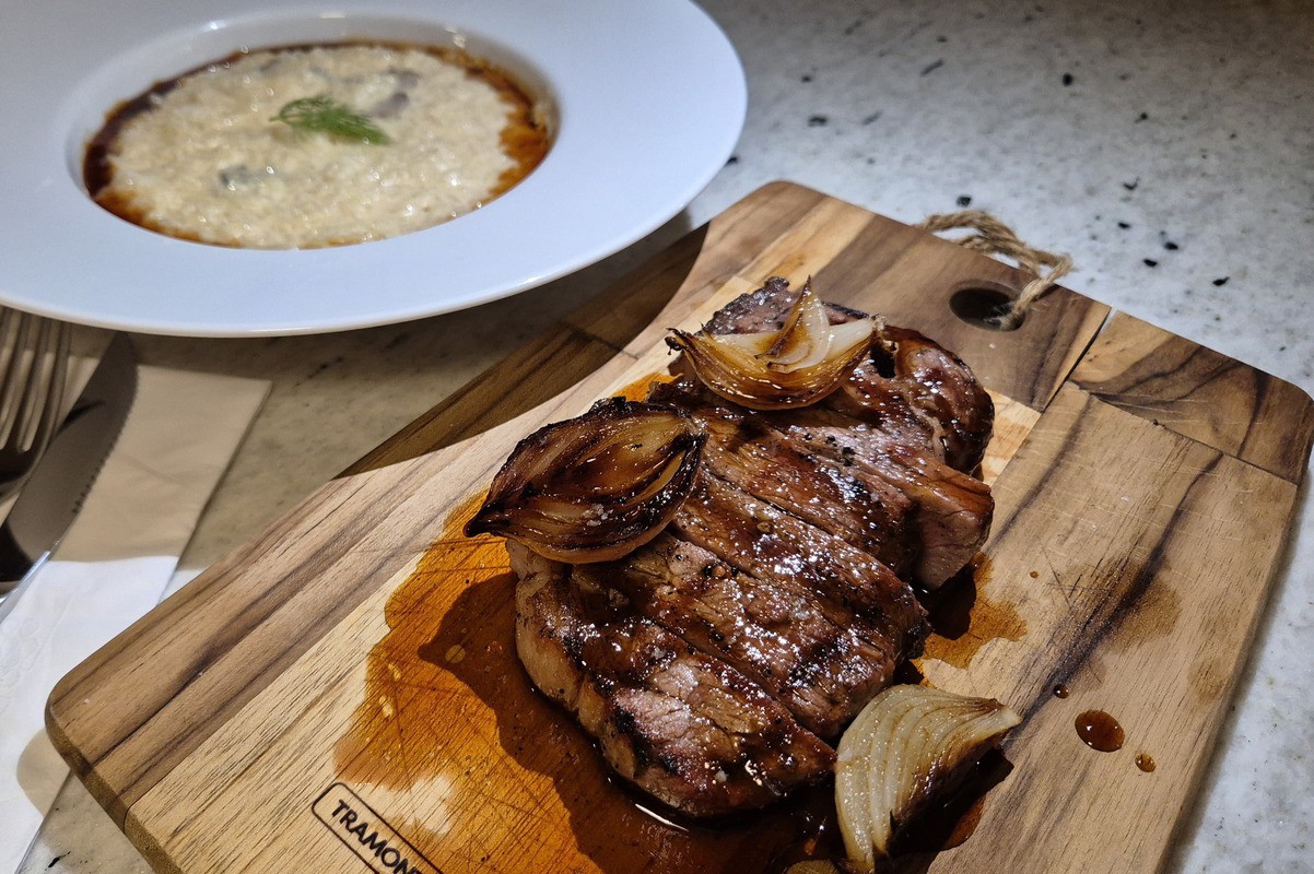 Chorizo Angus no braseiro ao molho roti, servido com arroz à piamontese e cogumelos