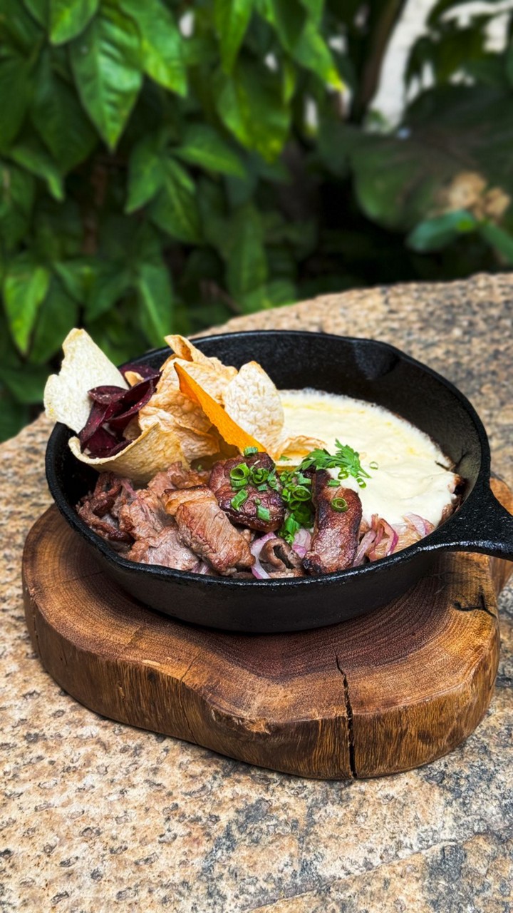 Criação do chef Marcelo Haddad consiste em isca de carne de sol chapeada com manteiga de garrafa e cebola, acompanhada de creme de queijo Minas e chips crocante  (R$ 64)