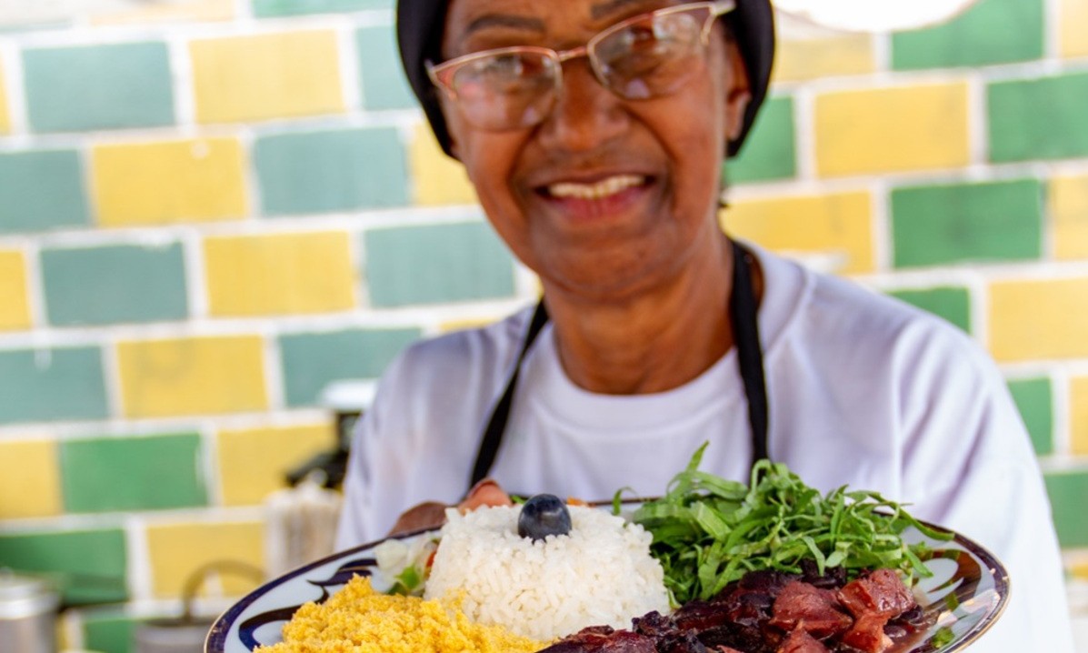 Dona Dirce, do Alto Vera Cruz, traz a sua tradicional Feijoada Senzala