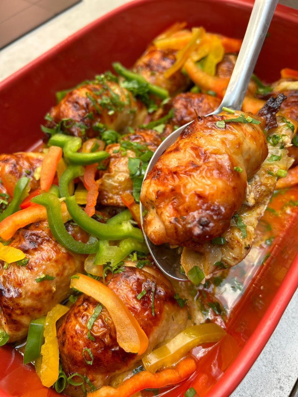 Sobrecoxa de Frango recheada com damasco e bacon regada ao delicioso molho de laranja do restaurante Isto e aQuilo