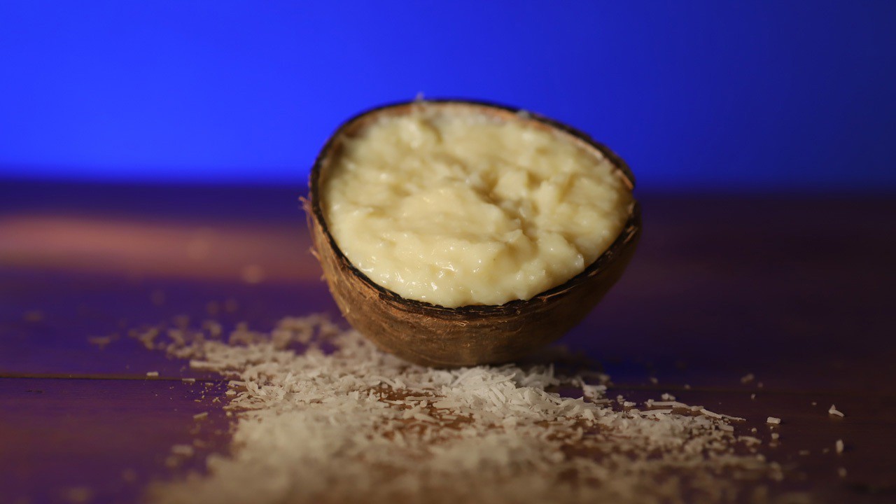 Cocada cremosa fica charmosa na casca do coco