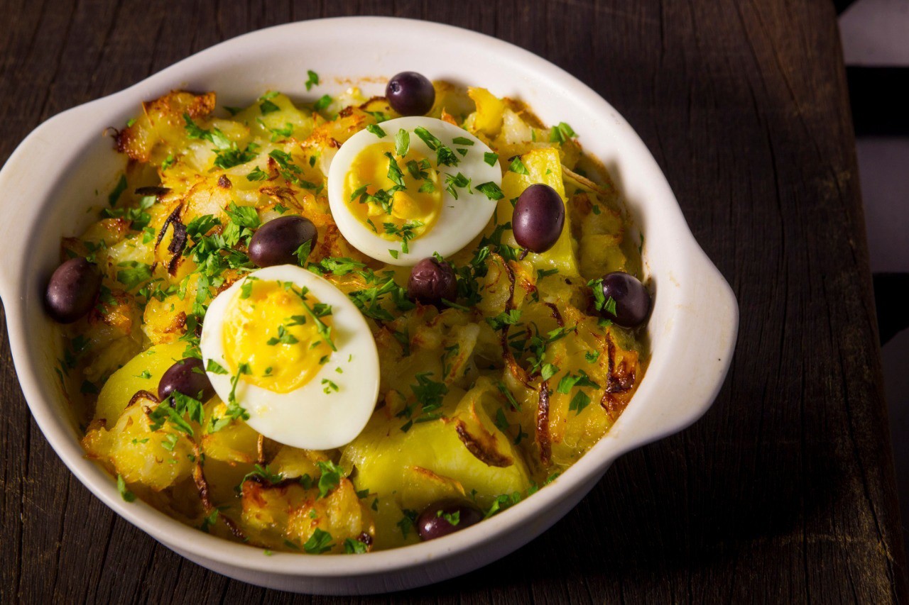 Bacalhau à Gomes de Sá leva batatas, azeitonas e ovo cozido