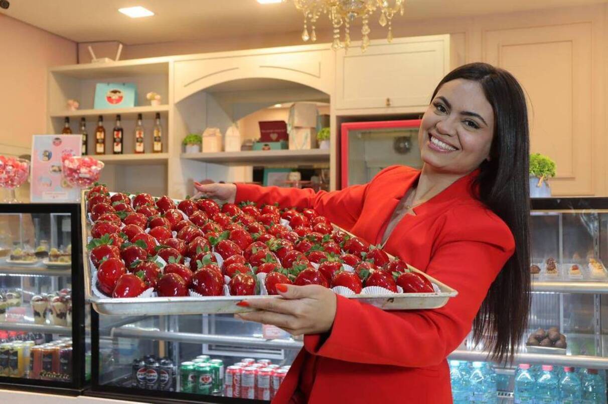 Confeiteira Bruna Fernanda de Jesus Silva, 31, vende morangos do amor desde 2020

