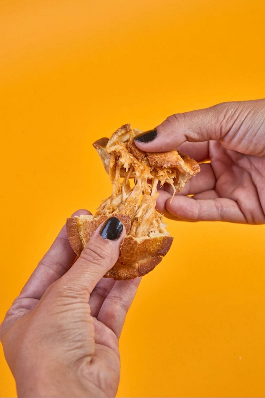 A Artisan mantém uma linha de produtos congelados, sem glúten e sem lactose, com opções para café da manhã, almoço, lanche e jantar