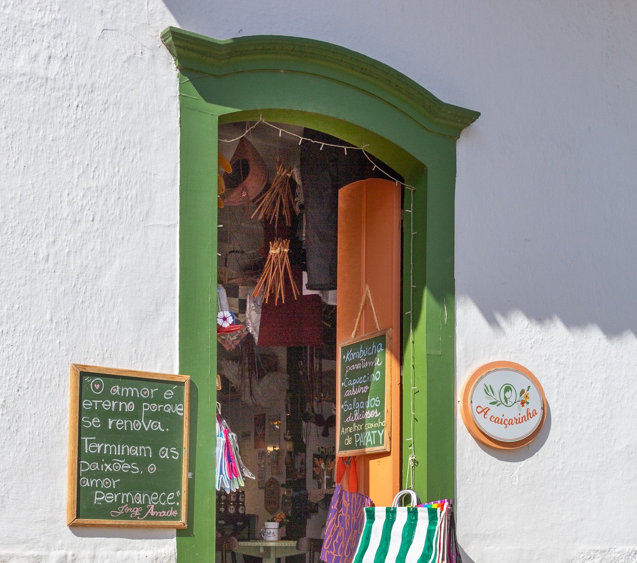 Localizada no centro de Paraty, A Caiçarinha tem ares de armazém de antigamente, daqueles em que era possível encontrar de tudo