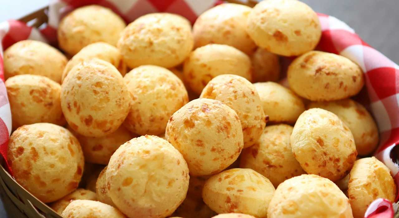 Quitute típico da culinária mineira, pão de queijo é uma boa companhia a qualquer hora