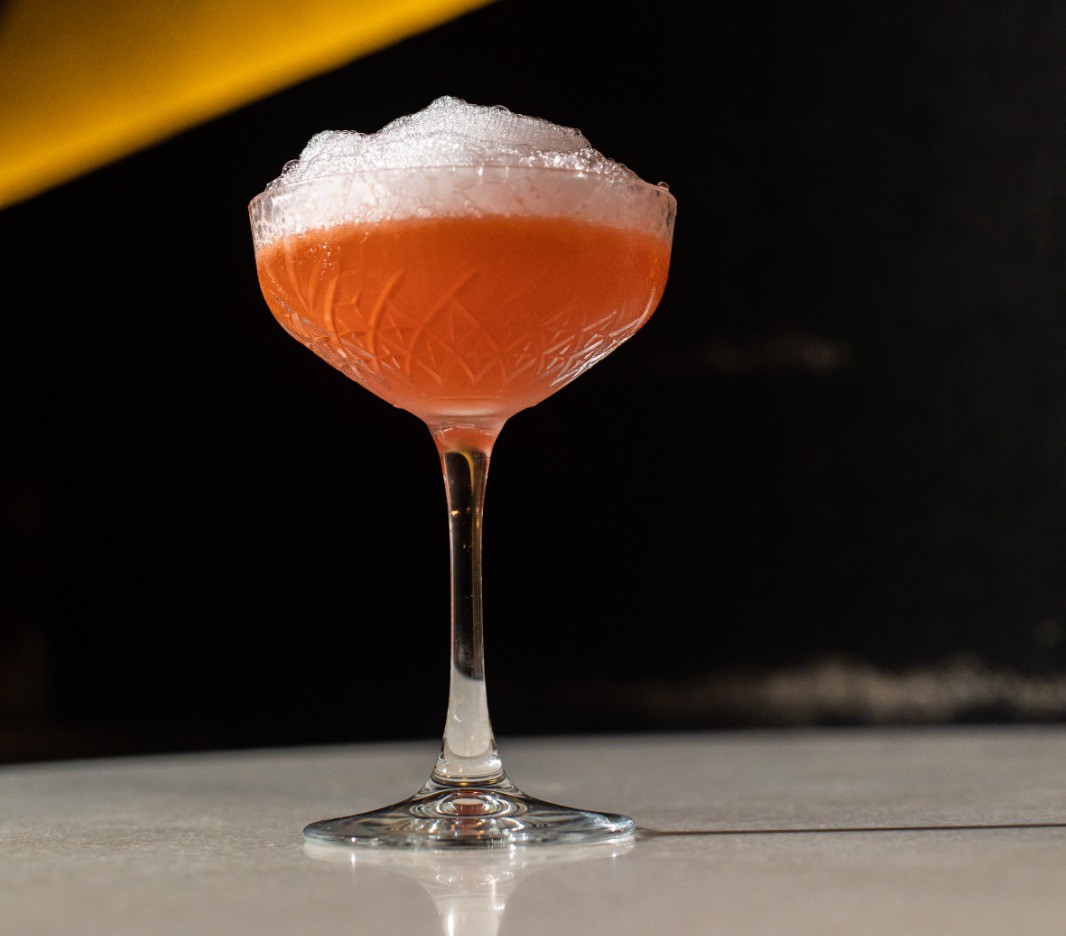 Feeling Good, drink do Cabernet Butiquim,  combina um blend sofisticado das cachaças Áurea Custódio, envelhecidas por 3 e 5 anos 