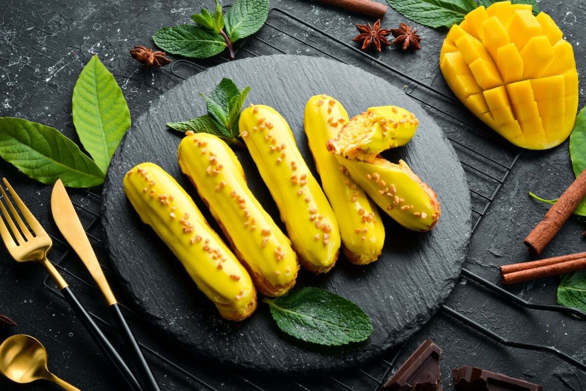 Éclair com creme de manga