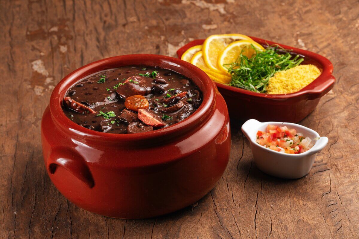 Feijoada vegana com linguiça vegetal