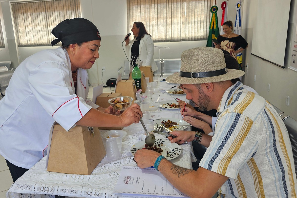 Jurados avaliam a qualidade do tropeiro apresentado no festival