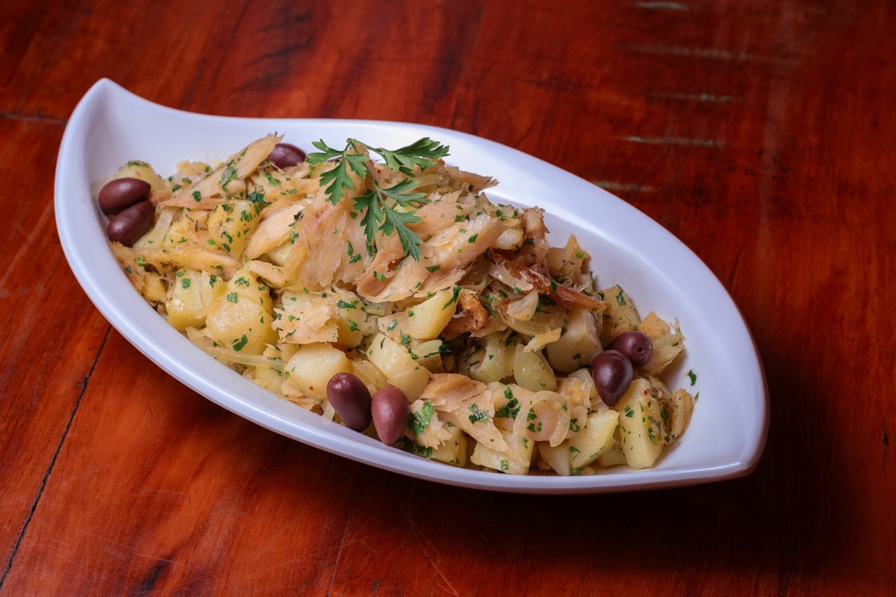 Taberna Baltazar: bacalhau da Noruega em lascas refogado no azeite com cebola, batatas cozidas e azeitonas pretas