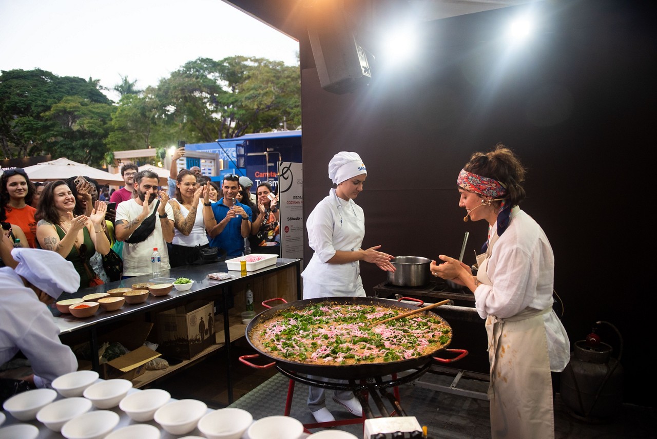 No Espaço Brasa e Lenha, as Cozinhas ao Vivo são um show à parte, para quem gosta de acompanhar as receitas em tempo real, com chefs preparando seus pratos na hora