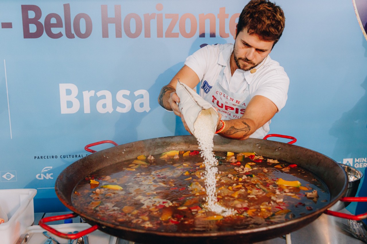 Nas cozinhas ao vivo, os chefs franceses convidados preparam suas especialidades sozinhos e em dupla com o belo-horizontino Henrique Gilberto, da Cozinha Tupis, que conduz uma cozinha mineira contemporânea