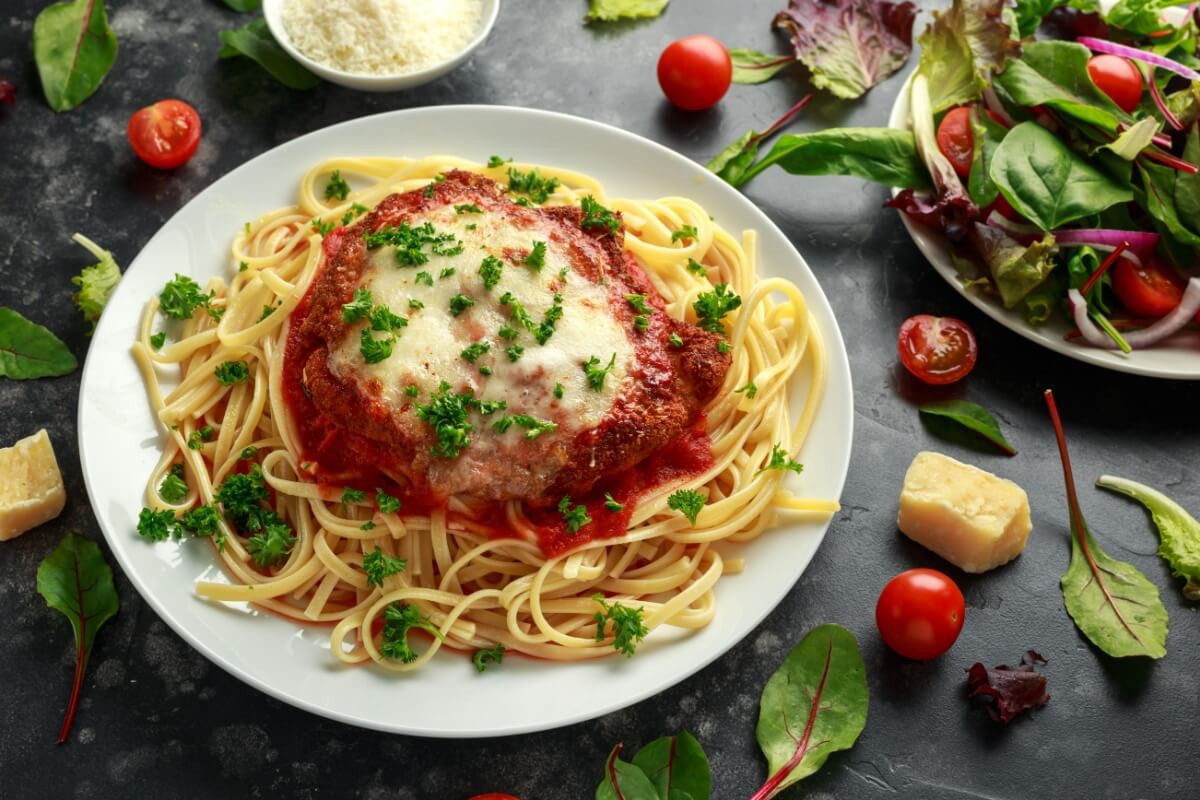 Frango à parmegiana com talharim