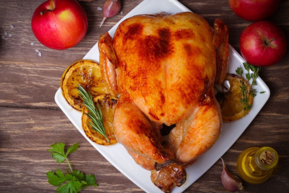 Frango assado com laranja e maçã