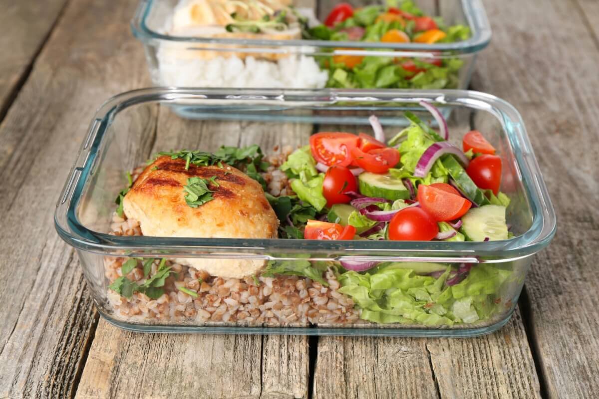 Frango grelhado com salada e trigo-sarraceno