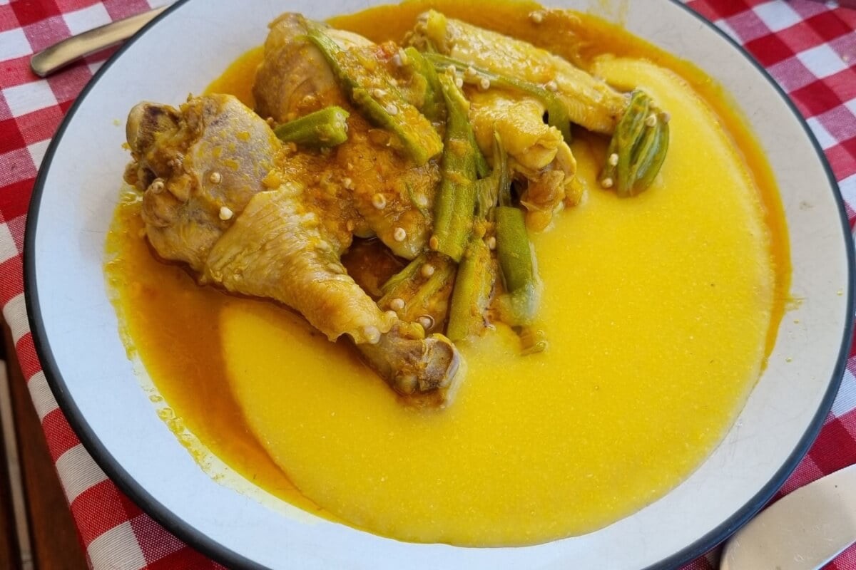 Galinha caipira com quiabo
