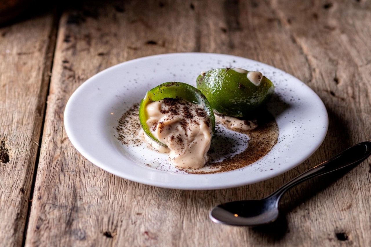 Brazuca, o doce de casquinha de limão recheada com doce de leite do restaurante Xapuri, leva oito dias para ficar pronto