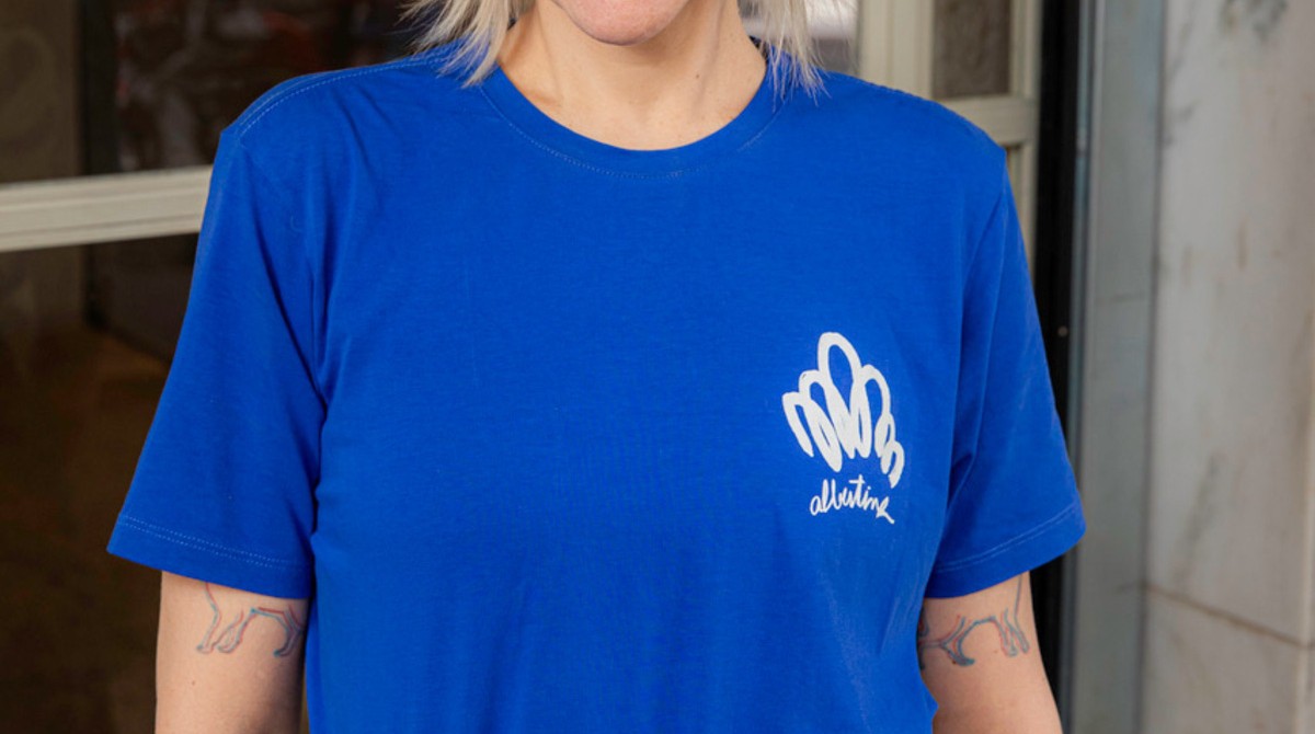 A camiseta da Albertina Pães, criada para uso no trabalho, fez tanto sucesso entre os clientes que passou a ser vendida separadamente