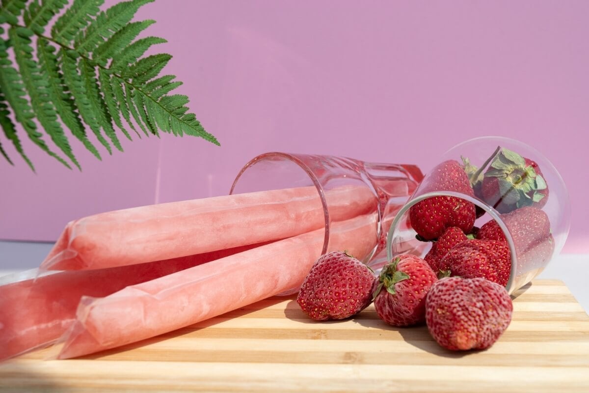 Geladinho de morango com leite de coco