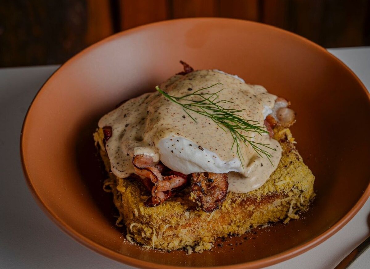 Rabanada salgada de brioche com pesto de ervas, bacon frito, ovo poché e aioli de mostarda dijon do Zuzunely