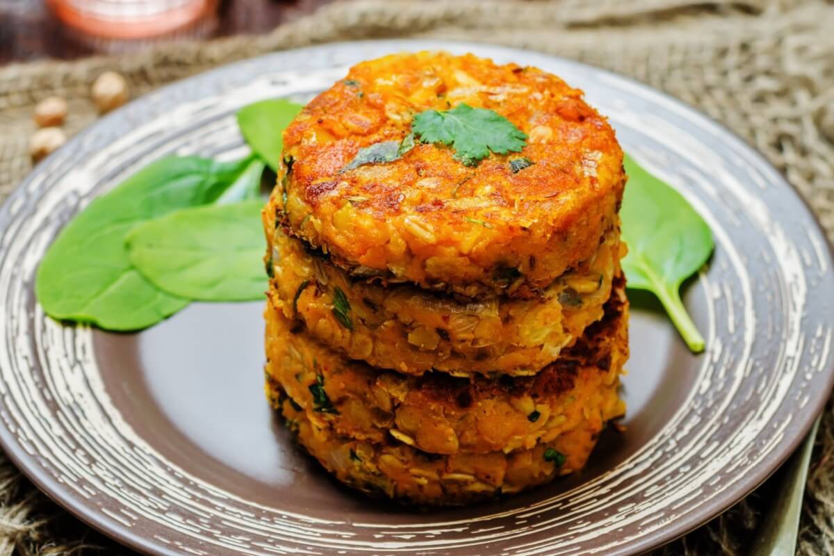 Hambúrguer vegetariano de batata-doce e grão-de-bico