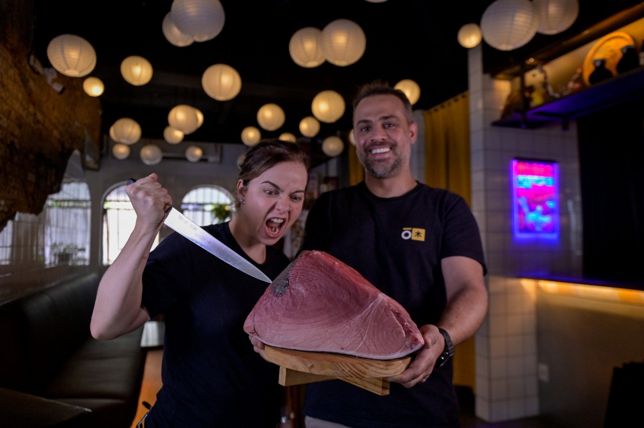 Os chefs Gabriella Guimarães e Guilherme Furtado, do Okinaki, com o bluefin: o peixe mais cobiçado e caro do mundo