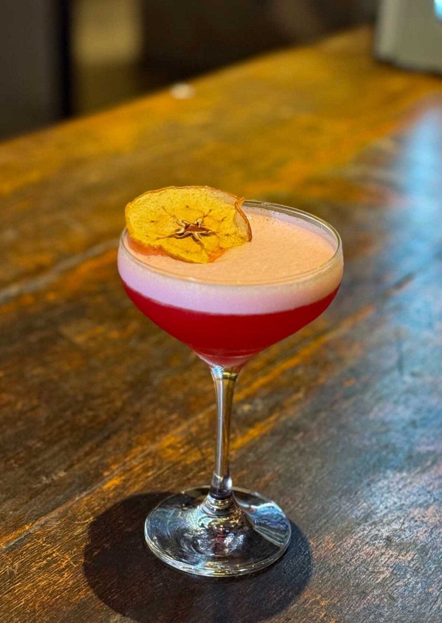 Lalka e Montê BH: Parceria celebra 100 anos da marca com drink exclusivo inspirado na bala de maçã