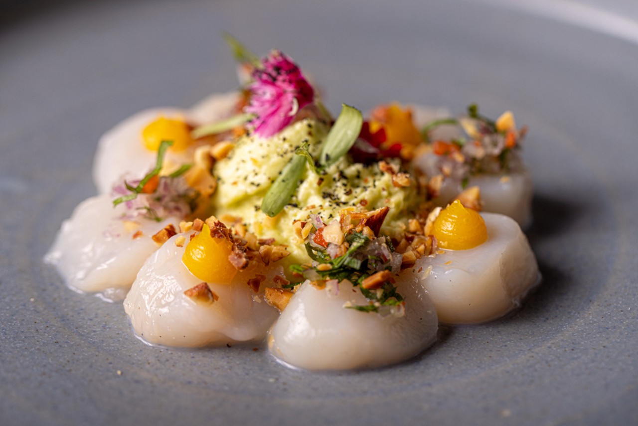 Vieira, amêndoa, espuma de aspargos e cítricos do Cosme, em Lima – um dos melhores restaurantes da América Latina