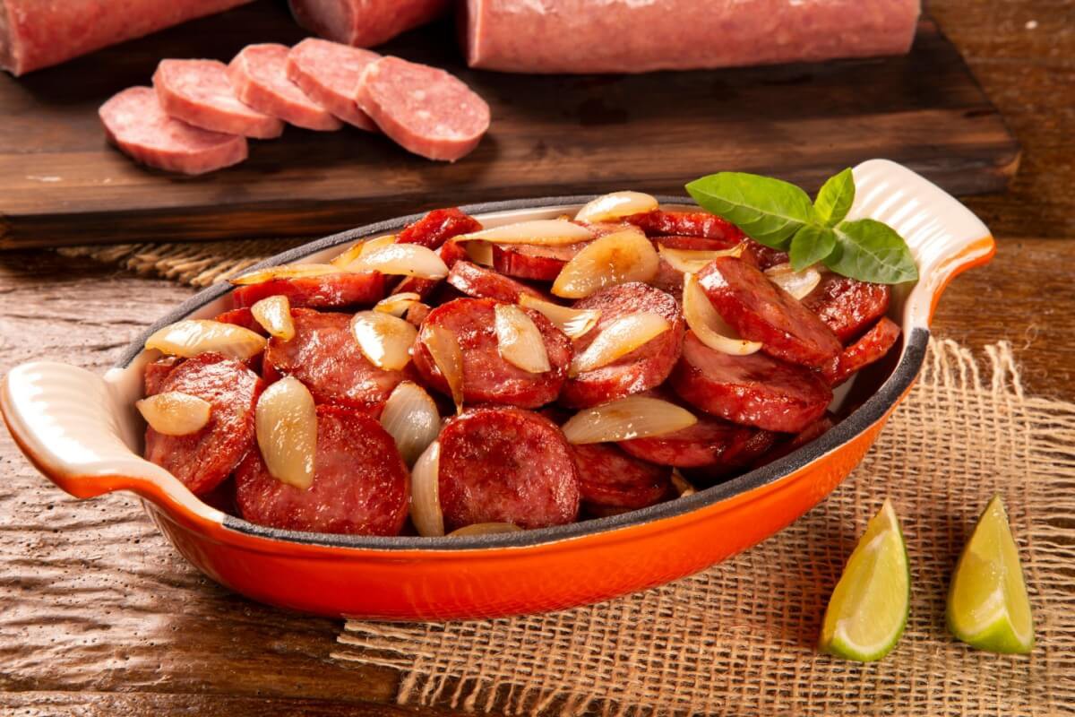 Linguiça calabresa acebolada