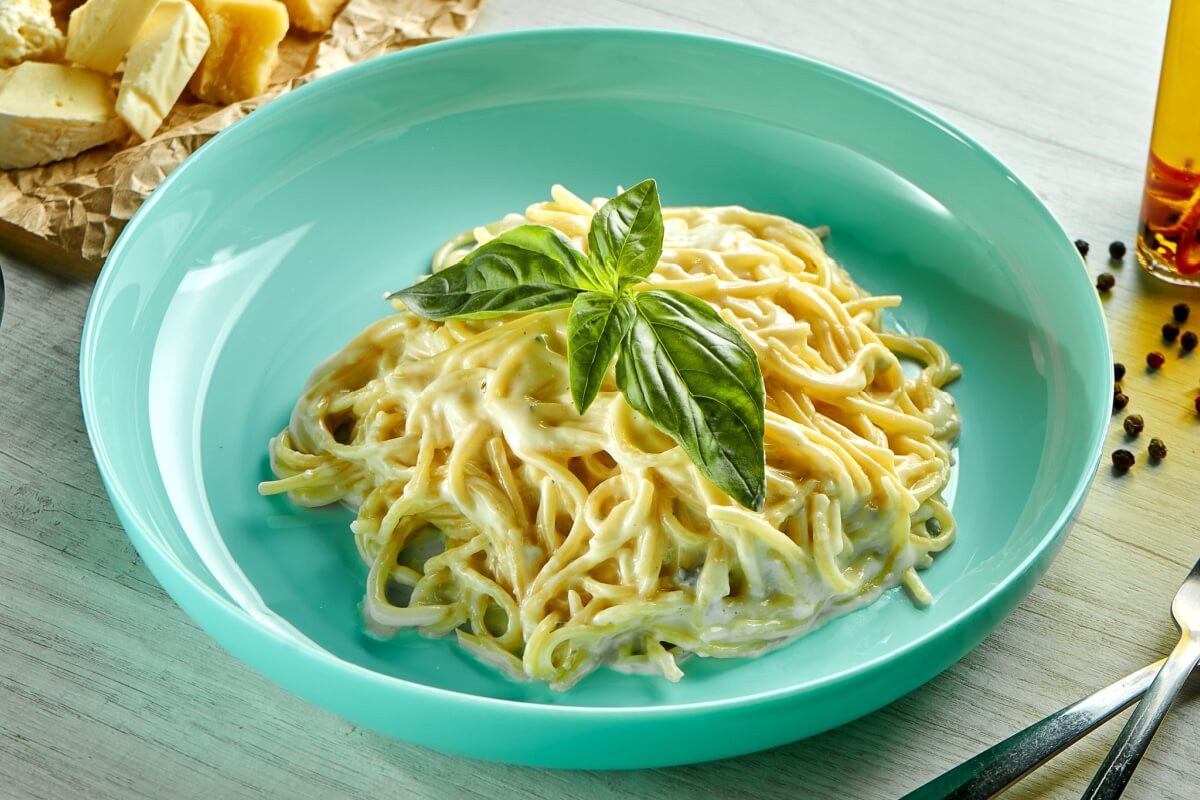 Macarrão com molho três queijos