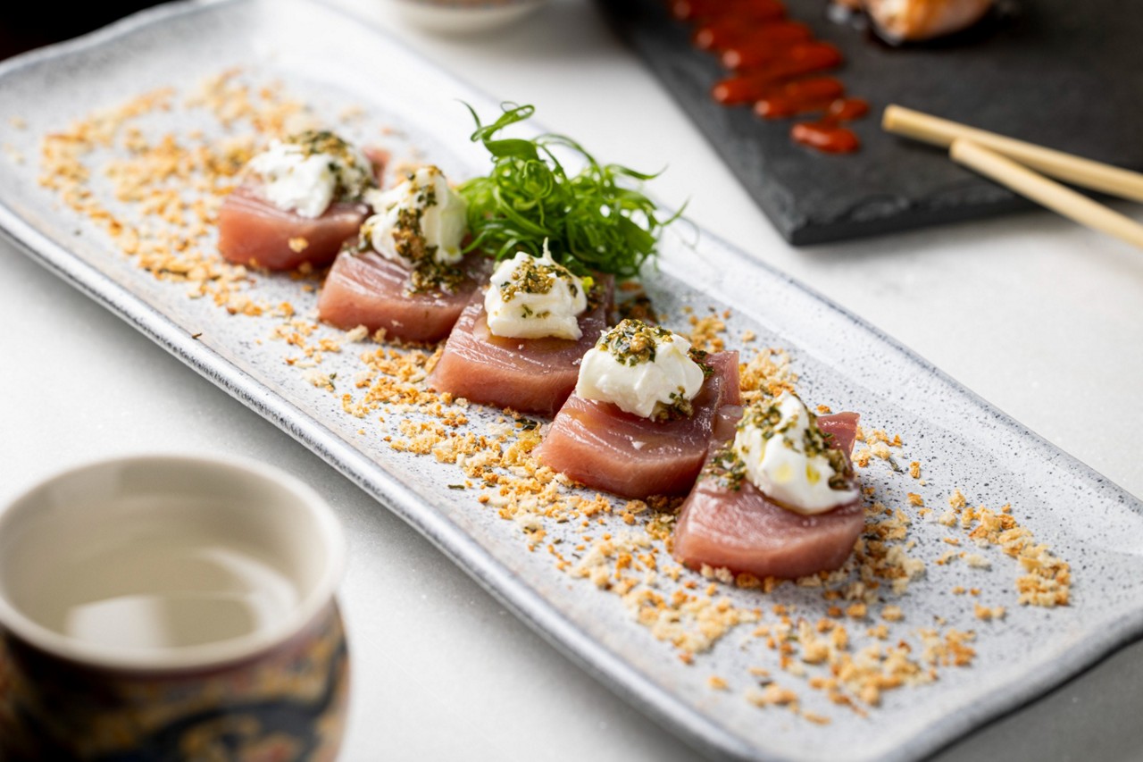 Tuna & Burrata (R$ 58), feito com cubos de atum, burrata fresca, pesto de manjericão, farofa panko crocante e azeite trufado