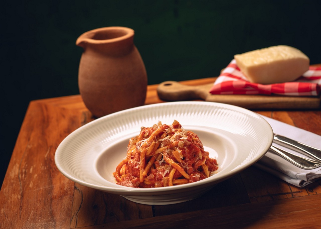 Tonnarelli Grossi All´Amatriciana: massa fresca de semolina de trigo duro italiano, molho de tomate, guanciale e queijo pecorino com uma tradicional nota de pimenta