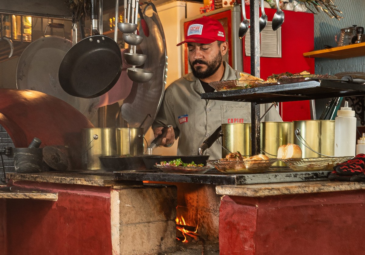 Capiau abriu suas portas no coração do Rio de Janeiro, trazendo como destaque um charmoso fogão a lenha vermelho, inspirado no famoso modelo do restaurante Xapuri, em BH