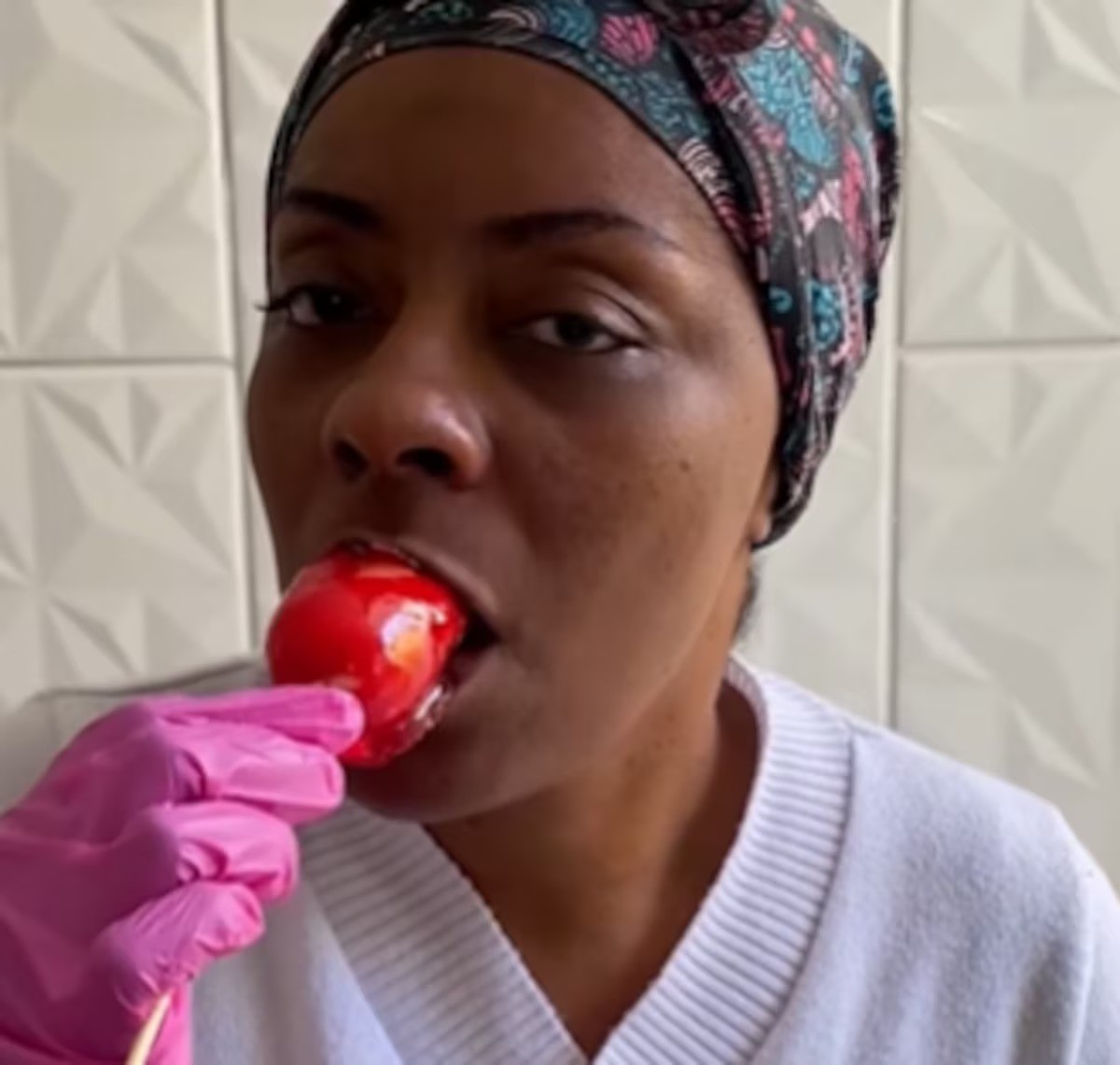 Confeiteira perdeu dente ao morder morango do amor 