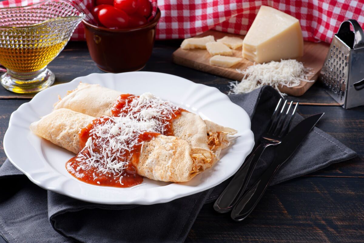 Panqueca recheada de frango com molho de tomate