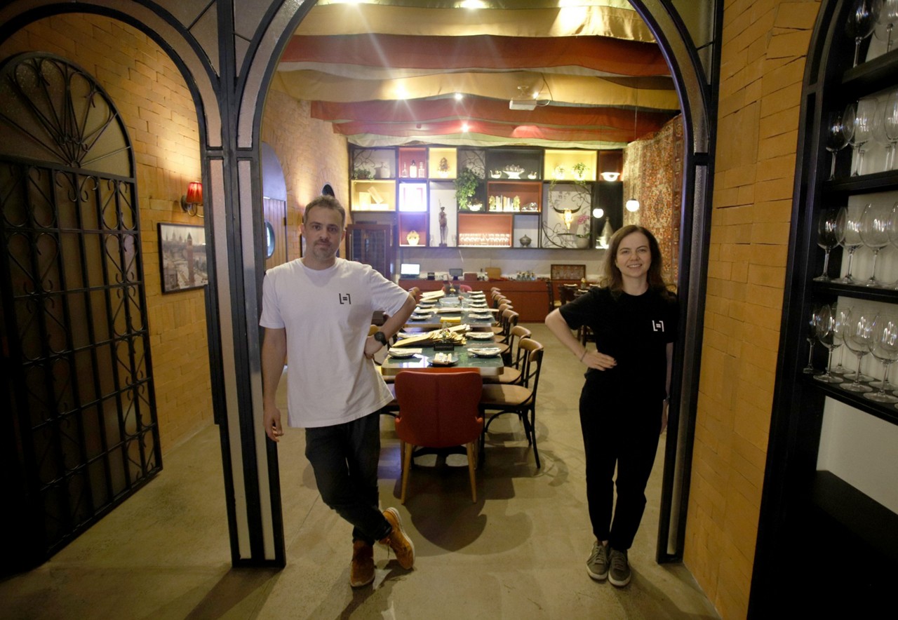 Os chefs Guilherme Furtado e Gabriella Guimarães
