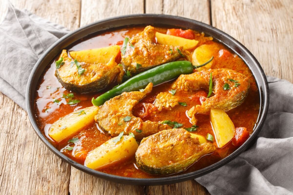 Peixe com curry e batatas