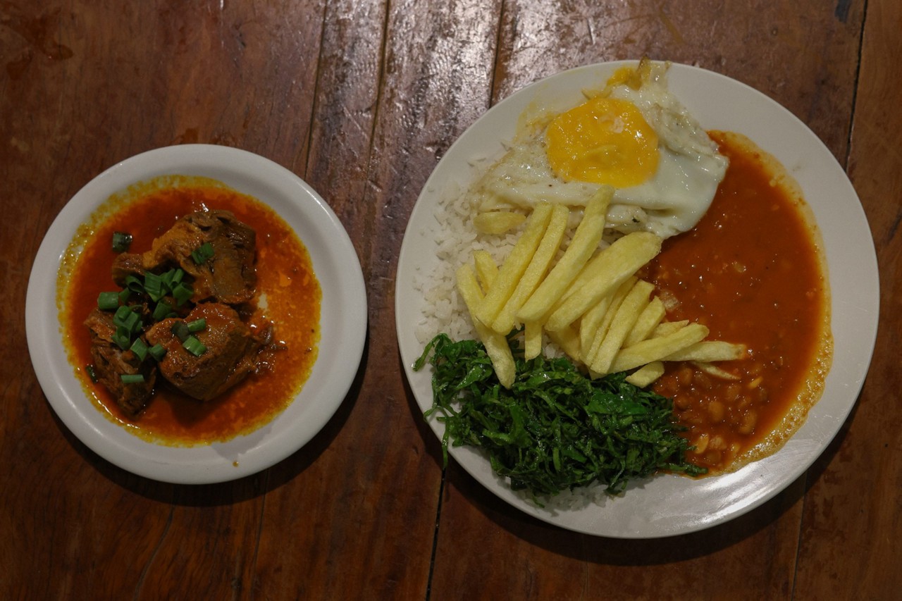 Prato feito do Rei da Omelete vem com arroz, feijão, carne, fritas e salada