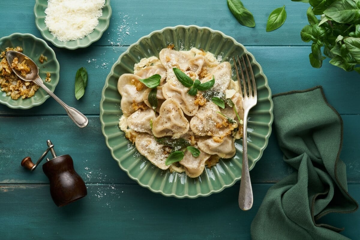 Ravioli com carne e cebola caramelizada
